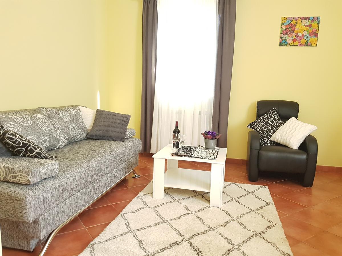 Apartments Ella Ровинь Экстерьер фото